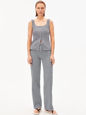 ARMEDANGELS Loosefit Jeans 'Enijaa' in Grijs: voorkant