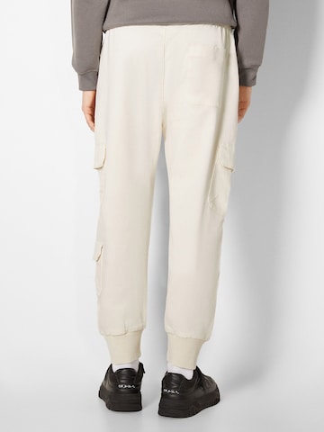 BershkaTapered Chino hlače - bijela boja