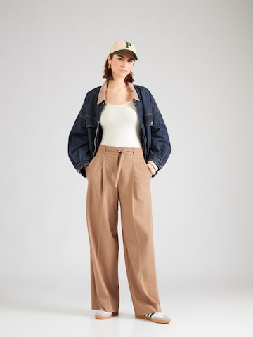 Mavi Τοπ σε καφέ