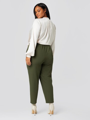 Tapered Pantaloni con pieghe 'Pearl' di Guido Maria Kretschmer Curvy in verde