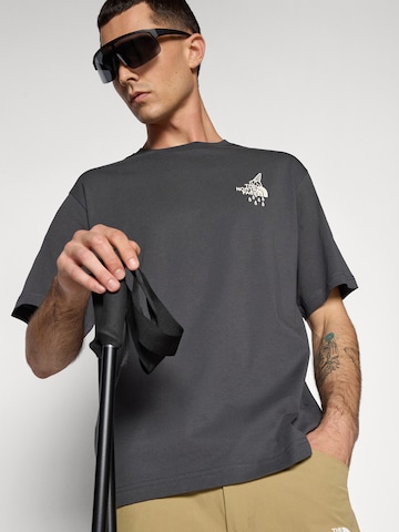 Tricou 'POWDER DAYS' de la THE NORTH FACE pe gri