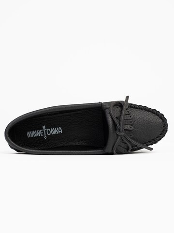 Minnetonka - Mocasines 'Deerskin Kilty' en negro