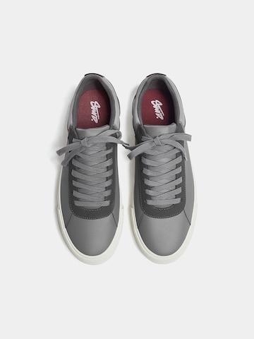 Pull&Bear Sneaker in Grau