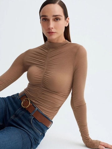 Dilvin Shirt in Brown: front