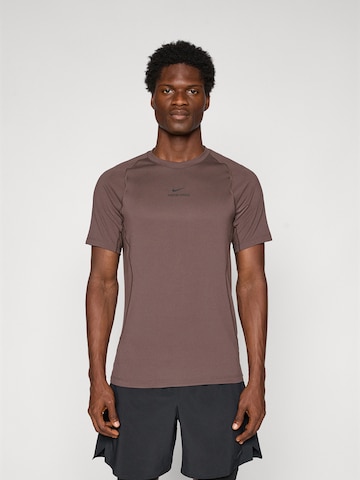T-Shirt fonctionnel NIKE en marron : devant