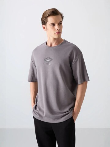 Maglietta di Tommy Life in grigio
