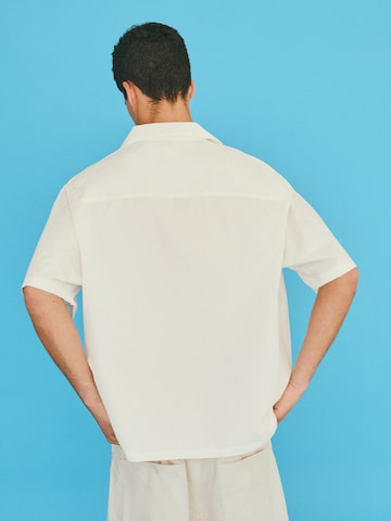 Bershka Comfort Fit Košeľa - Biela