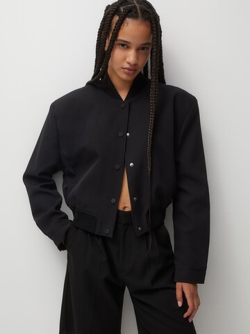 Pull&BearPrijelazna jakna - crna boja: prednji dio