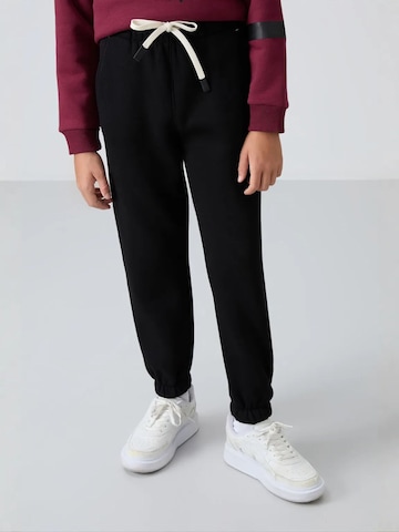 Tommy Life Broek 'TOMMY Kinder Jogginghose' in Zwart: voorkant