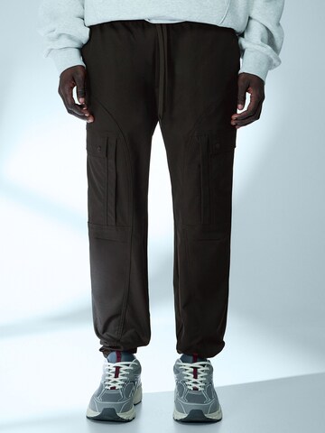 Bershka Tapered Cargobyxa i svart: framsida