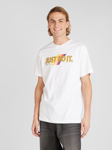 T-Shirt Nike Sportswear en blanc : devant