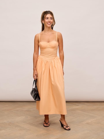 Abito di noar studios in arancione