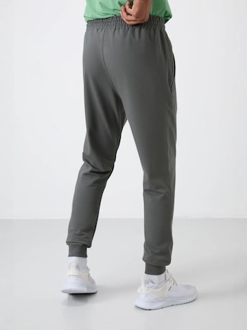 Effilé Pantalon de sport Tommy Life en gris