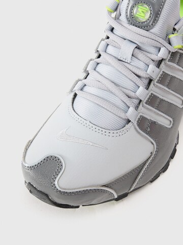 Sneaker bassa 'Shox NZ' di Nike Sportswear in grigio