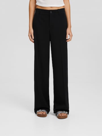 Bershka Loose fit Trousers with creases in Black: front