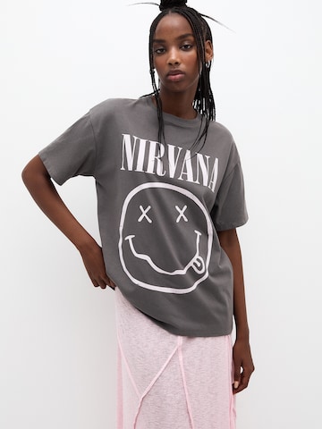Pull&Bear Свободна дамска риза ' NIRVANA LAVADA' в сиво: отпред