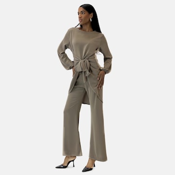 Elara Tapered Broekpak in Bruin: voorkant