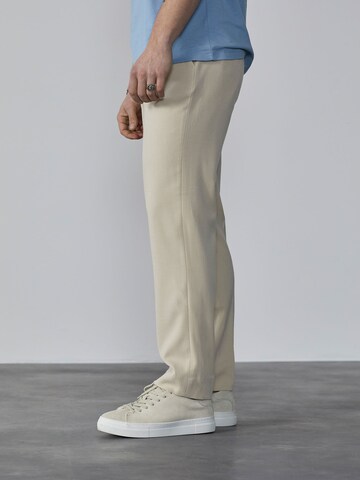 DAN FOX APPAREL Regular Pressveckad byxa 'Tiago' i beige