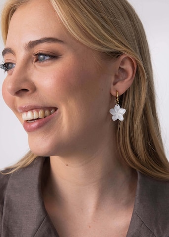 PURELEI - Pendientes 'Plumeria' en oro: frente