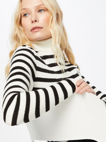 Trendyol Sweater in Black