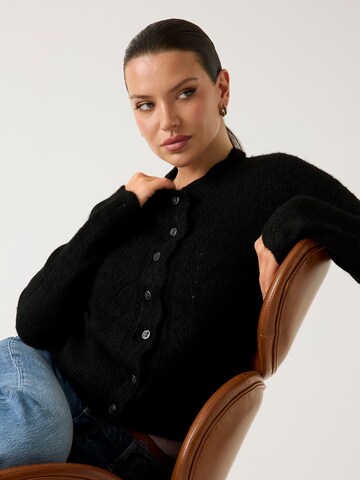 GUESS Strickjacke in Schwarz