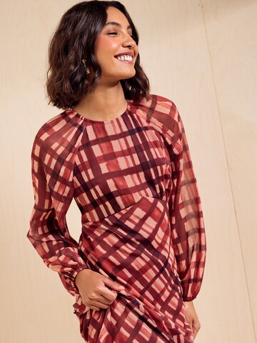 Friends Like These - Vestido en rojo