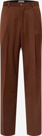 Han Kjøbenhavn - Pantalón de pinzas en marrón: frente
