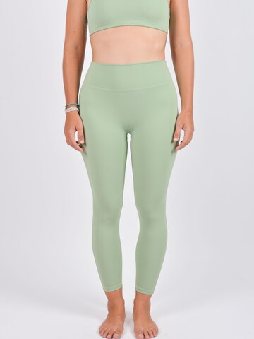 Kadoo Slimfit Leggings 'Serenity - Seagrass (recycelt)' in Groen: voorkant