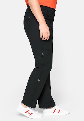 Regular Pantalon cargo SHEEGO en noir : devant