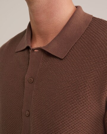 WE Fashion Пуловер в кафяво