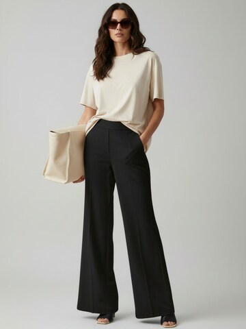 WEARABLE STORIES Wide leg Pleat-front trousers 'Saar' in Black: front