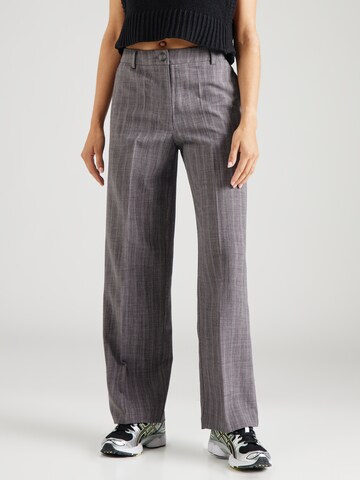 TOPSHOP Loose fit Trousers with creases in Grey: front