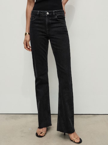 MANGO Flared Jeans 'FIONA' i sort: forside