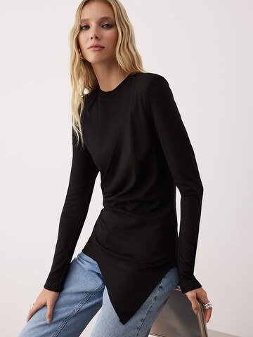 Trendyol Pluus, värv must: eest vaates