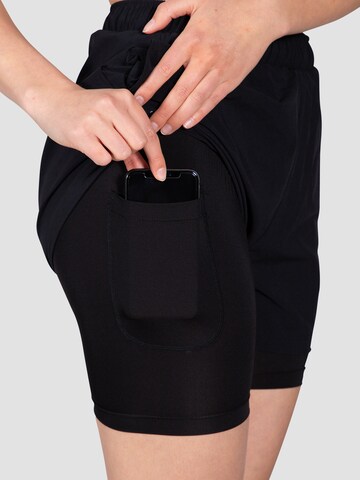 MOROTAI Skinny Workout Pants ' Kansei Shorts ' in Black