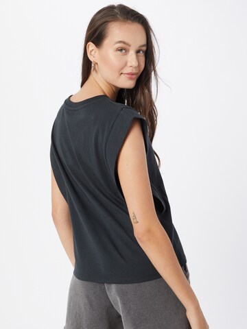 Gina Tricot T-shirt 'Charlie' i svart