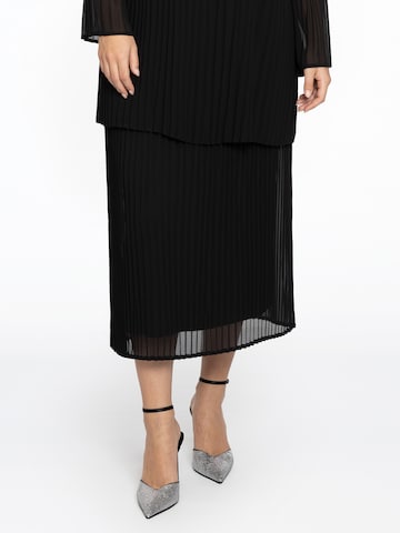 Yoek Skirt in Black: front