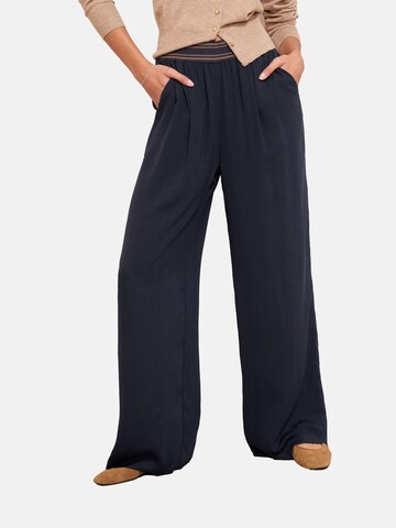 Pantaloni con pieghe di Friends Like These in blu: frontale