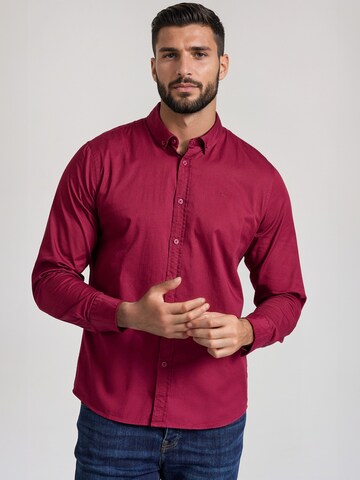 Coupe regular Chemise Funky Buddha en rouge : devant