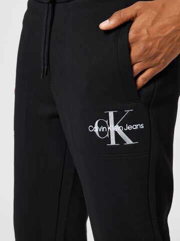 Calvin Klein Jeans تابيرد سراويل بلون أسود