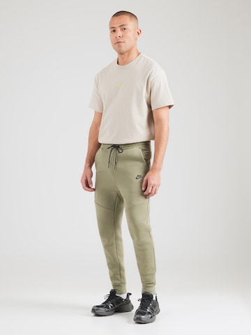 Nike Sportswear Tapered Nadrág 'TCH FLC' - zöld