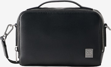 Calvin Klein Kameratáska - fekete: elől