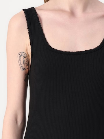 Top de la TOMMY HILFIGER pe negru