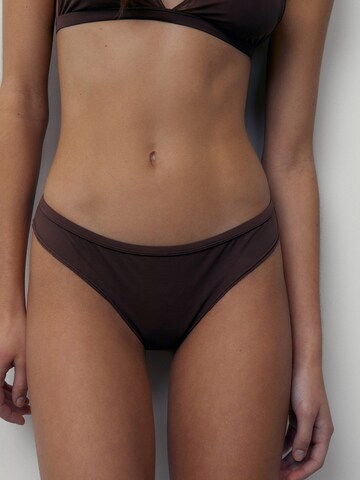 String Pull&Bear en marron : devant