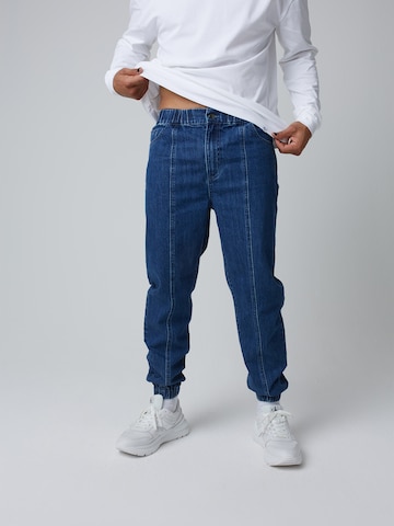 ABOUT YOU x Benny Cristo Tapered Jeans 'Simon' in Blauw: voorkant