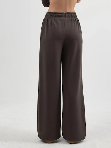 Busem - Regular Calças em castanho