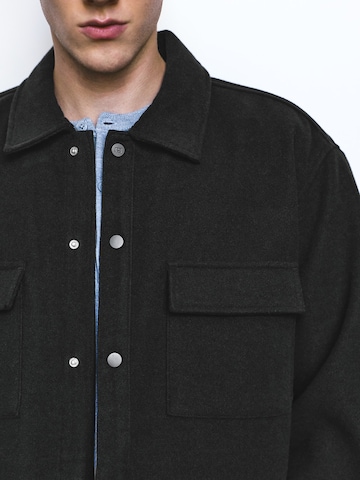 Pull&Bear Välikausitakki värissä musta