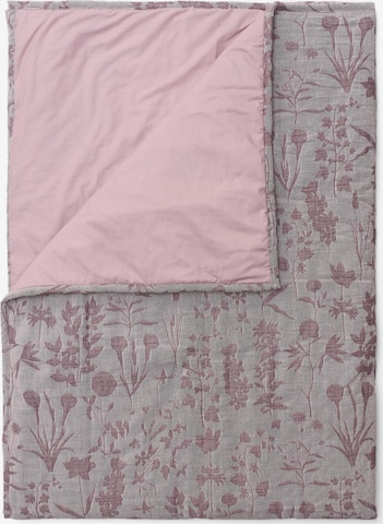 ESSENZA Tagesdecke 'Maribel' in Lila: Vorderseite