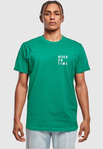 Merchcode T-Shirt  'Never On Time' in Grün: predná strana