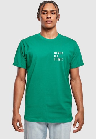 Tricou 'Never On Time' de la Merchcode pe verde: față